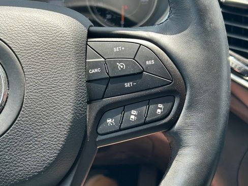 Used 2019 Jeep Cherokee Trailhawk AWD/4WD image 38