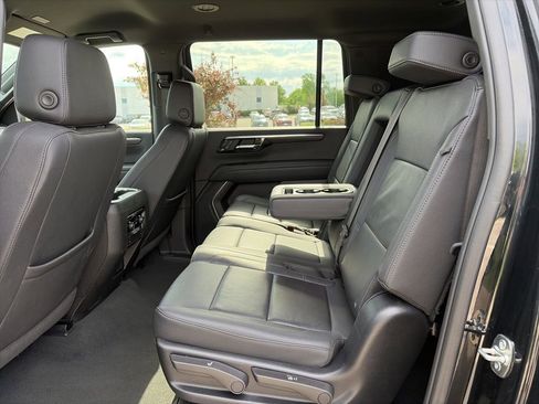 Used 2025 Chevrolet Suburban Z71 AWD/4WD image 47