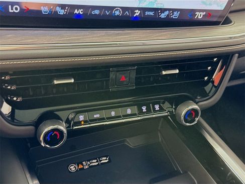 New 2025 Chevrolet Suburban Premier image 11