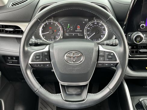 Used 2023 Toyota Highlander XLE image 11