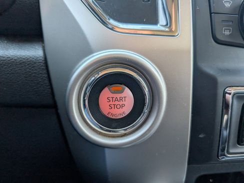 Used 2019 Nissan Titan SV w/ SV Convenience Package image 16