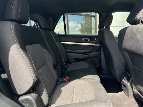 Used 2018 Ford Explorer XLT w/ Equipment Group 201A AWD/4WD image 12