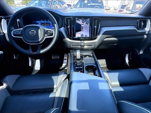 Used 2022 Volvo XC60 B5 R-Design w/ Advanced Package AWD/4WD image 10