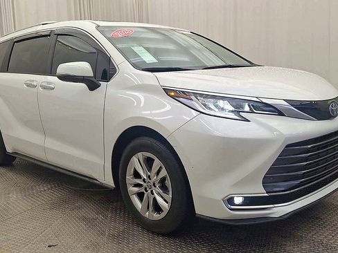 Certified 2025 Toyota Sienna Limited image 5