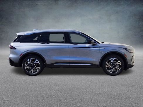 New 2025 Lincoln Nautilus Premier image 8