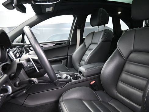Used 2025 Porsche Macan image 5