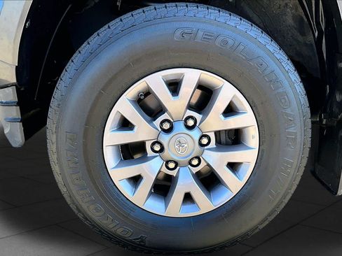 Used 2017 Toyota Tacoma SR5 AWD/4WD image 10