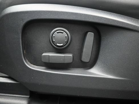 Used 2025 Land Rover Defender 110 S image 25