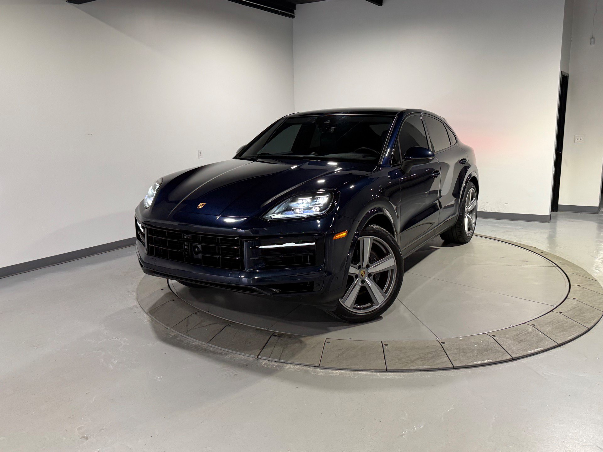 Used 2024 Porsche Cayenne Coupe AWD/4WD image 4