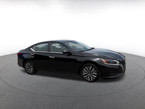 Used 2025 Nissan Altima 2.5 SV FWD image 2