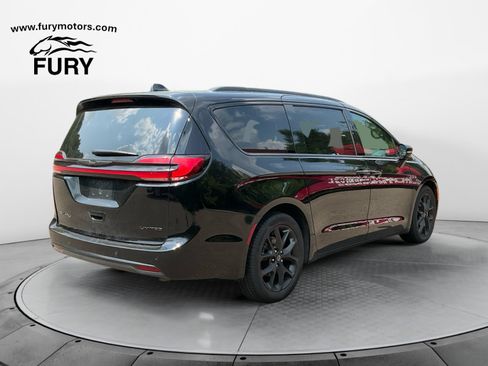 Used 2025 Chrysler Pacifica Limited FWD image 3