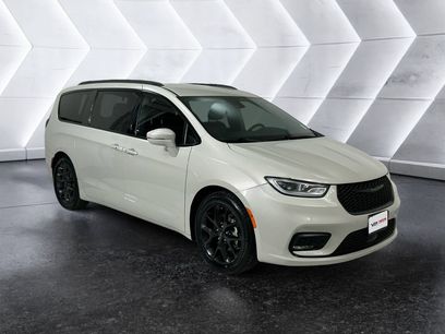 Used 2021 Chrysler Pacifica Touring-L w/ Uconnect Theater Family Group