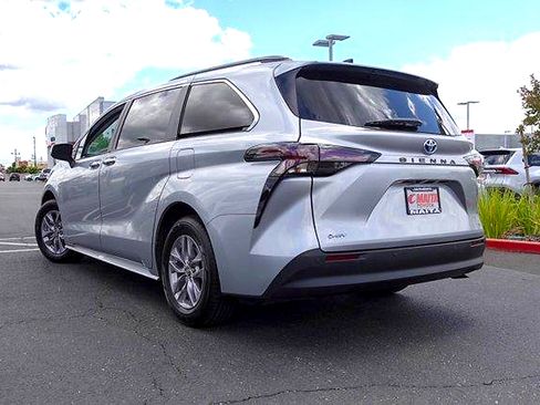 Used 2025 Toyota Sienna XLE FWD image 7