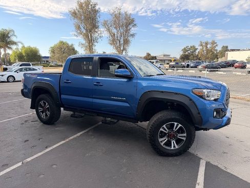 Used 2017 Toyota Tacoma TRD Off-Road AWD/4WD image 6