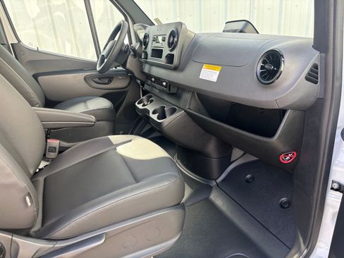 Used 2025 Mercedes-Benz Sprinter 2500 image 28