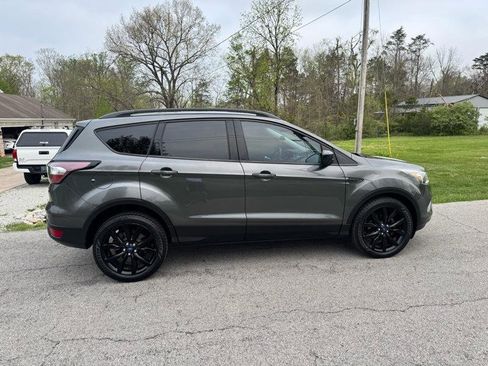 Used 2017 Ford Escape SE w/ SE Sport Appearance Package image 4