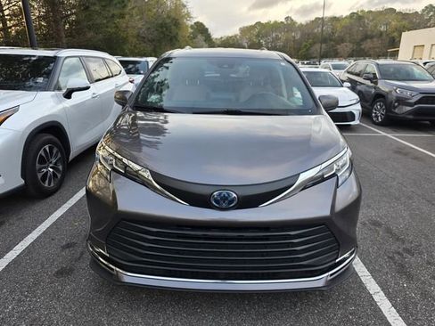 Used 2021 Toyota Sienna XLE w/ XLE Plus Package image 2