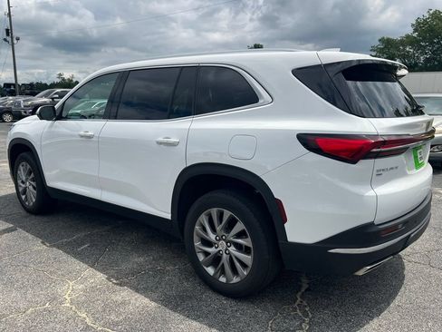Used 2025 Buick Enclave Preferred AWD/4WD image 10