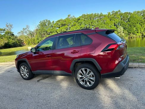 Used 2020 Toyota RAV4 XLE Premium image 3