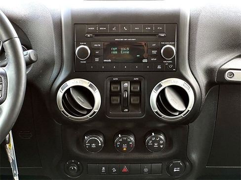 Used 2017 Jeep Wrangler Unlimited Sahara w/ Connectivity Group image 27