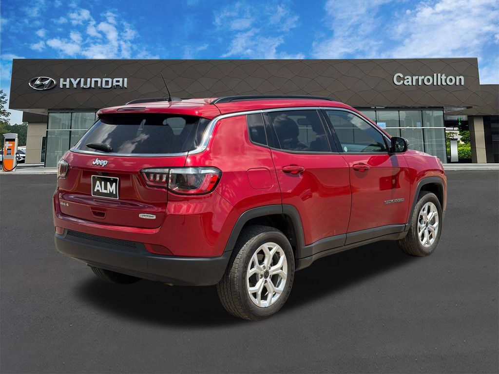 Used 2025 Jeep Compass Latitude AWD/4WD image 5