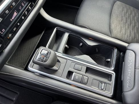 Used 2025 Nissan Pathfinder SV FWD image 39