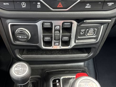 Used 2025 Jeep Wrangler Unlimited Sahara AWD/4WD image 26