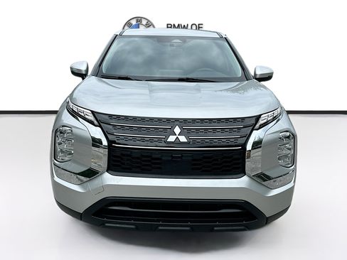 Used 2023 Mitsubishi Outlander ES FWD image 2