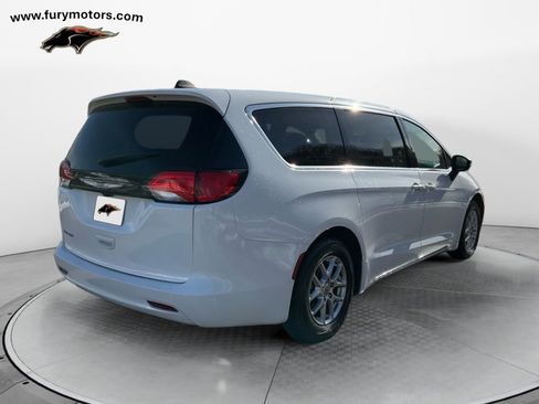 Used 2022 Chrysler Voyager LX image 3