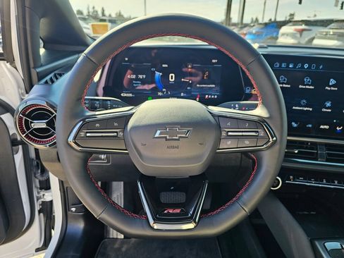 Used 2025 Chevrolet Equinox EV RS FWD image 11
