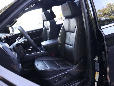 Used 2025 Chevrolet Suburban High Country AWD/4WD image 32
