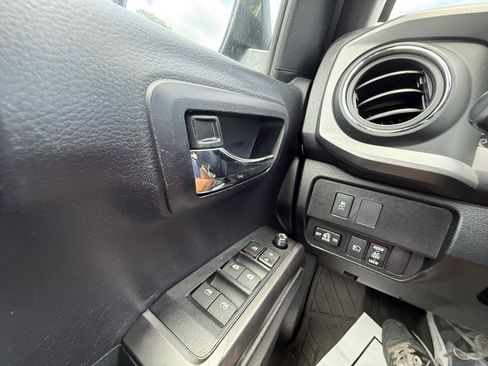 Used 2021 Toyota Tacoma TRD Off-Road image 22