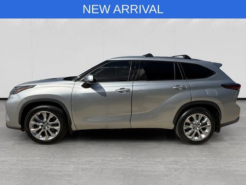 Used 2024 Toyota Highlander Limited FWD image 2