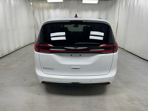 Used 2023 Chrysler Pacifica Touring-L image 6
