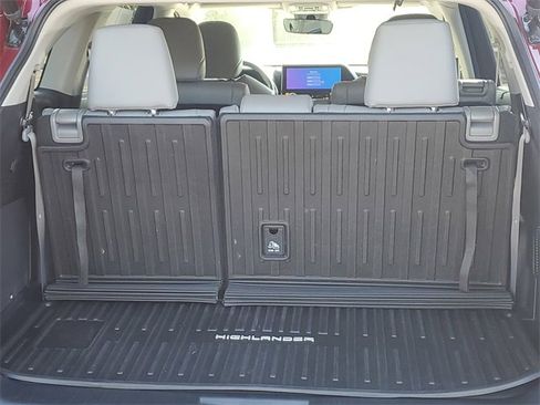 Used 2023 Toyota Highlander Limited image 8