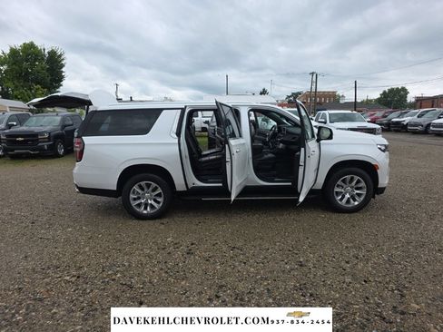 Used 2024 Chevrolet Suburban Premier AWD/4WD image 38