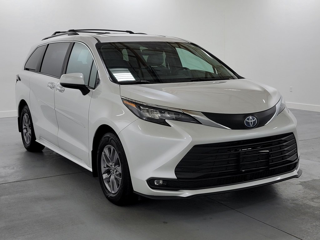 Used 2025 Toyota Sienna XLE w/ XLE Plus Package AWD/4WD image 2