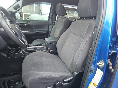 Used 2017 Toyota Tacoma TRD Sport image 9