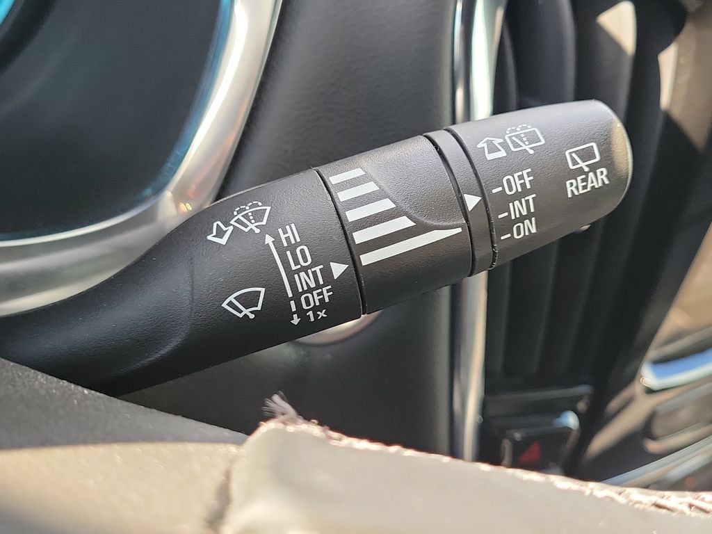 Used 2023 Chevrolet Traverse RS FWD image 12