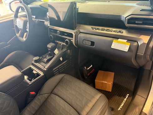 Used 2025 Toyota Tacoma TRD Off-Road w/ TRD Off Road Premium Package image 4