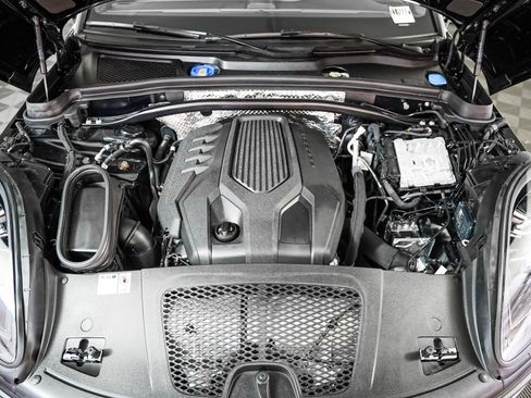 Certified 2024 Porsche Macan image 12
