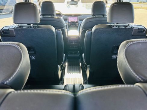 Used 2023 Jeep Grand Cherokee L Limited w/ Black Appearance Package image 32