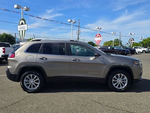 Used 2019 Jeep Cherokee Latitude w/ Popular Appearance Group image 6