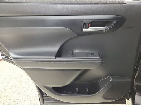 Used 2024 Toyota Highlander XLE FWD image 14