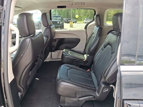 Used 2024 Chrysler Pacifica Touring-L FWD image 10