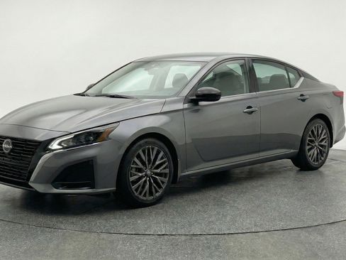 Used 2025 Nissan Altima 2.5 SV image 3