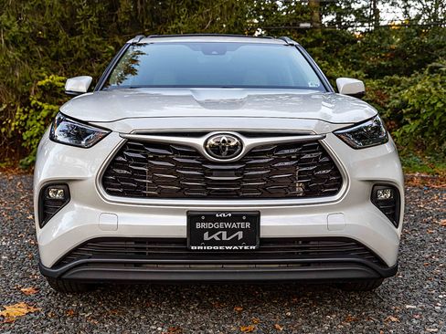 Used 2023 Toyota Highlander AWD image 2