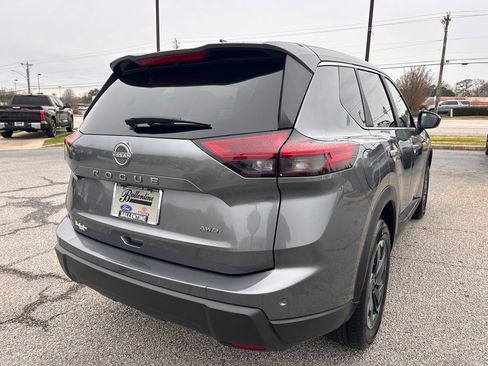 Used 2025 Nissan Rogue SV image 3