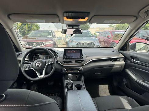 Used 2025 Nissan Altima 2.5 SV FWD image 10