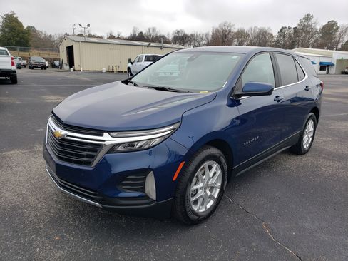 Used 2022 Chevrolet Equinox LT w/ Driver Convenience Package image 2